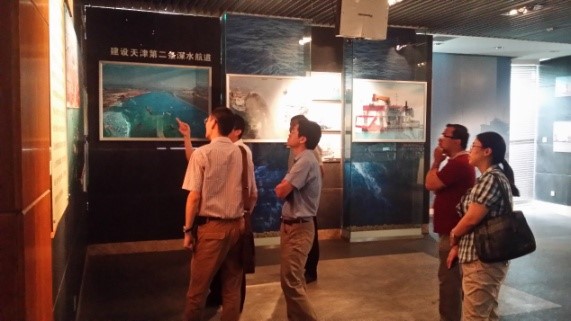 参观天津临港工业区展览馆